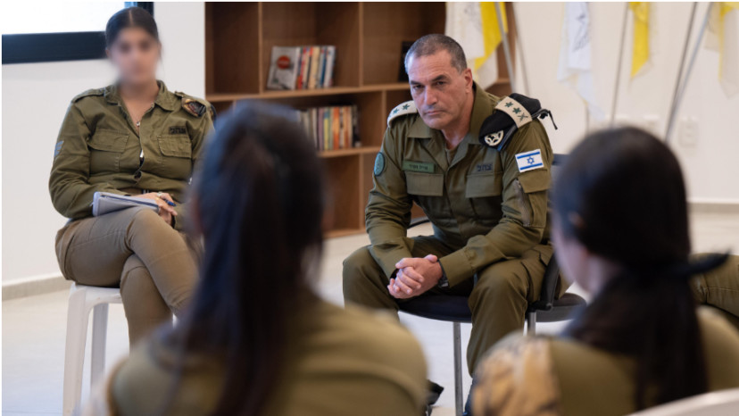 הרמטכ"ל, רב אלוף אייל זמיר במפגש עם התצפיתניות בבסיס אוגדת עזה (צילום: דובר צה"ל)