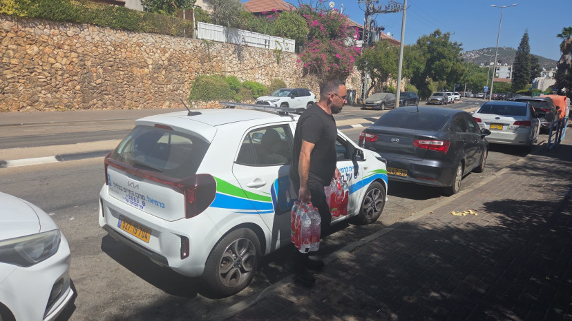 חלוקת בקבוקי מים בכרמיאל (צילום: עיריית כרמיאל)