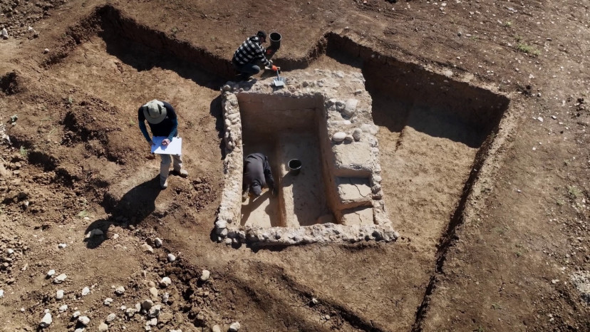 מקווה הטהרה כפי שהתגלה בשכונת כרמי גת (צילום: אמיל אלג'ם, רשות העתיקות)