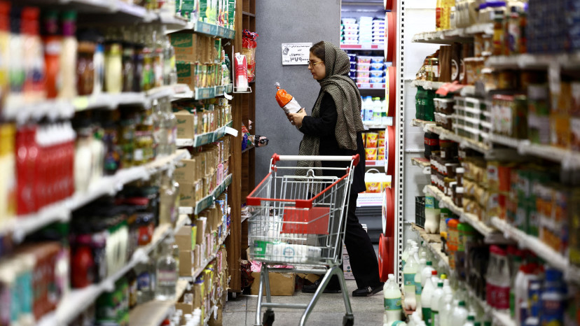 אישה איראנית קונה בסופרמרקט (צילום: REUTERS)