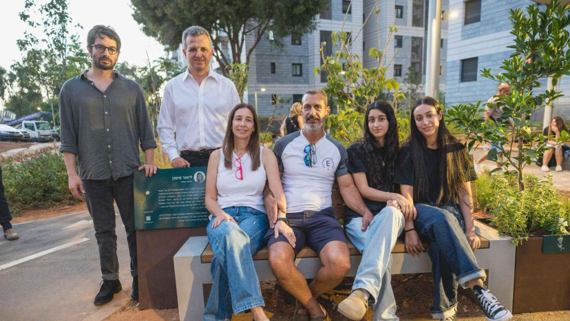 ספסלי הנצחה ברמת גן (צילום: דוברות עיריית רמת גן)