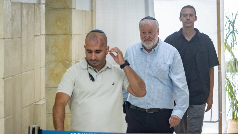 אביחי מנדלבליט בבית המשפט (צילום: חיים גולדברג, פלאש 90)