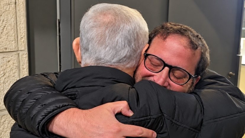 יונתן אוריך מתחבק עם בנימין נתניהו (צילום: רשתות חברתיות, שימוש לפי סעיף 27 א',בינה מלאכותית ושיפור צילום)