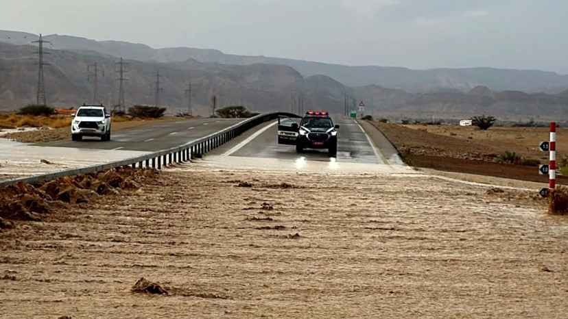 הכבישים בדרך לאילת חסומים (צילום: דוברות המשטרה)