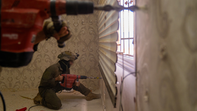 לוחמי צה"ל במהלך הריסת בתי המחבלים (צילום: דובר צה"ל)