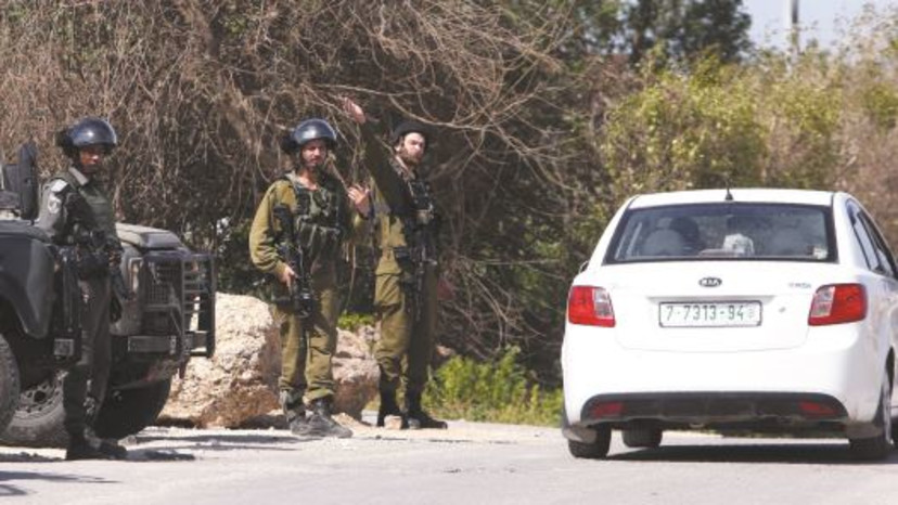 מחסום של צה"ל לאיתור שב"חים ליד קלקיליה, אתמול. הממשלה תקדם חקיקת בזק נגד מעסיקים ומסיעים של שוהים ב (צילום: AFP)