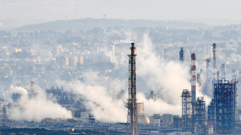 זיהום אוויר במפרץ חיפה (צילום: שי לוי, פלאש 90)