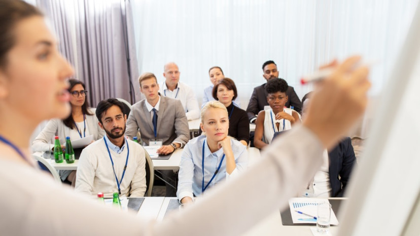 אישה מרצה מול קהל, אילוסטרציה (צילום: אינג אימג')