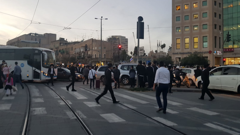 הפגנת חרדים לאחר מעצר עריק (צילום: אריאל שרפר)
