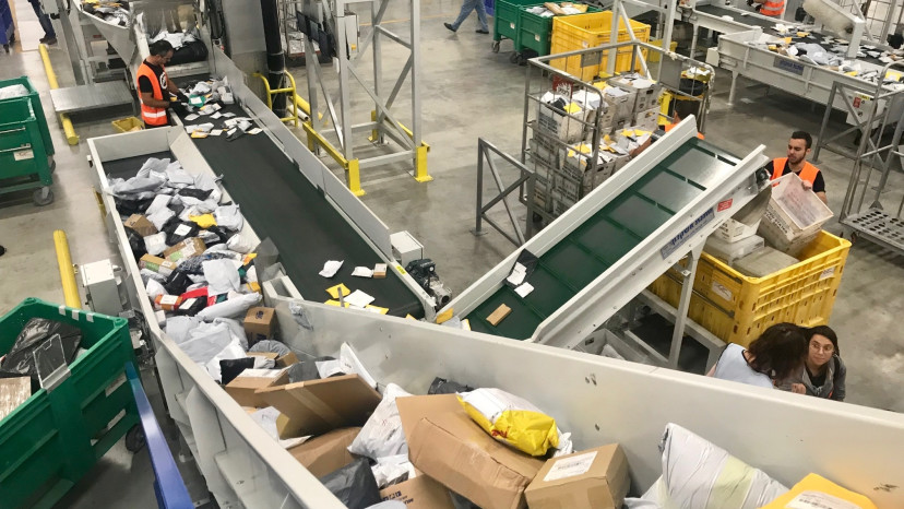 חבילות מחו"ל במרכז הסחר המקוון של הדואר (צילום: דואר ישראל)