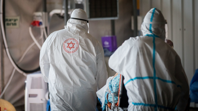 קורונה - צוות מד"א סמוך לבית החולים שערי צדק (למצולמים אין קשר לנאמר בכתבה) (צילום: יונתן זינדל, פלאש 90)