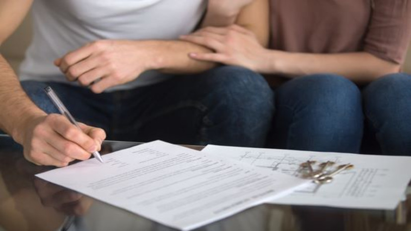 חתימת חוזה שכירות (צילום: Shutterstock)