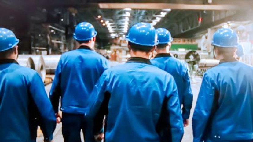 עובדים במפעל (צילום: Shutterstock)