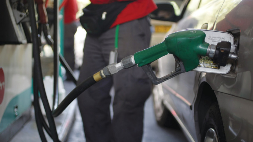 תדלוק בתחנת דלק  (צילום: קובי גדעון, פלאש 90)