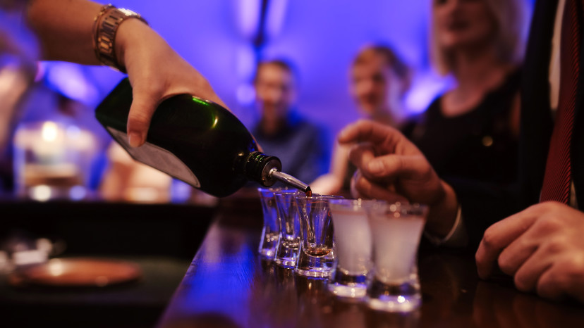 שתיית אלכוהול בבר, אילוסטרציה (צילום: ingimage ASAP)