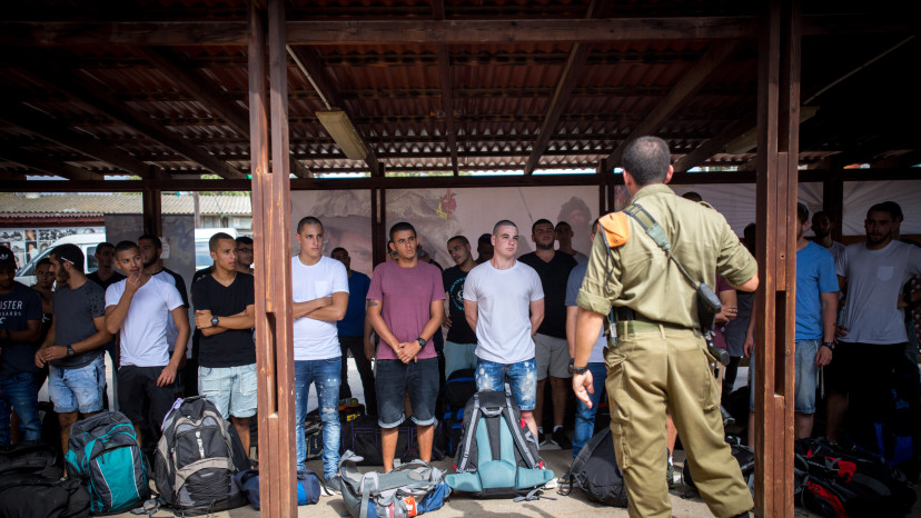 מתגייסים בלשכת הגיוס, ארכיון (צילום: מרים אלסטר, פלאש 90)