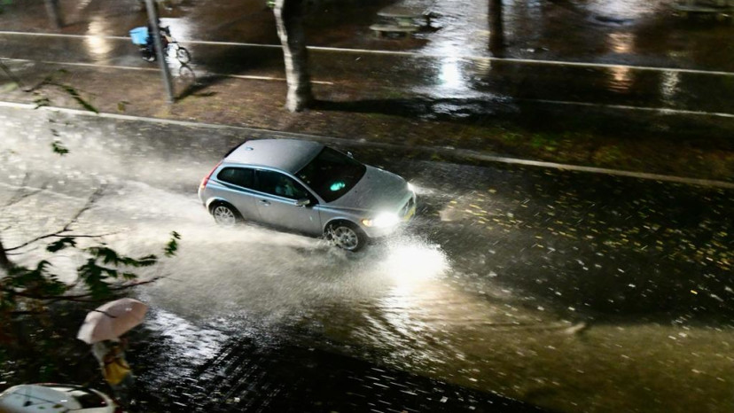 גשם בתל אביב (צילום: אבשלום ששוני)