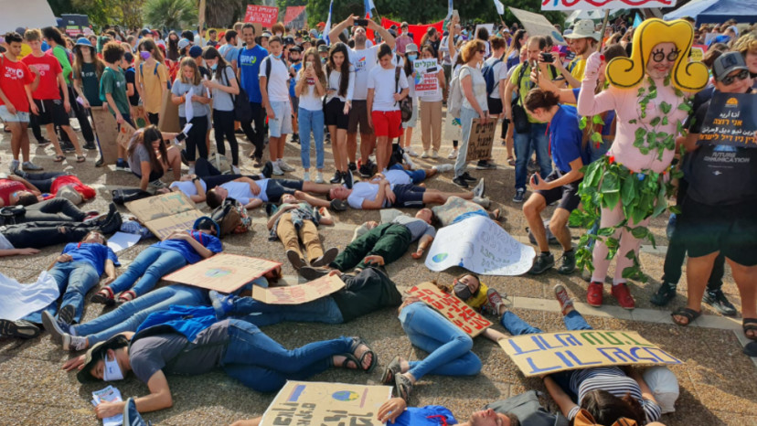 חניכי הנוער העובד והלומד בהפגנה על משבר האקלים (צילום: הנוער העובד והלומד)