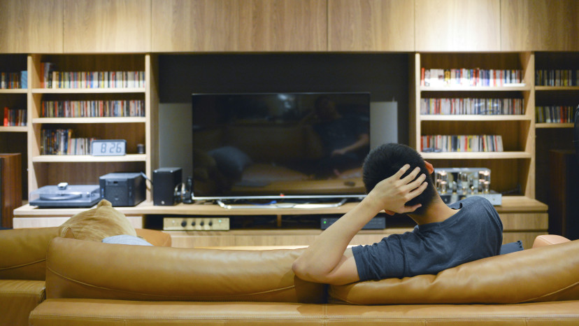 איש צופה בטלוויזיה (צילום: מעריב אונליין)