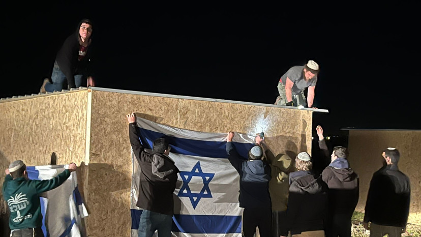 מתיישבים מקימים את מאחז "מעלה פולה" (צילום: עזרא טובי)