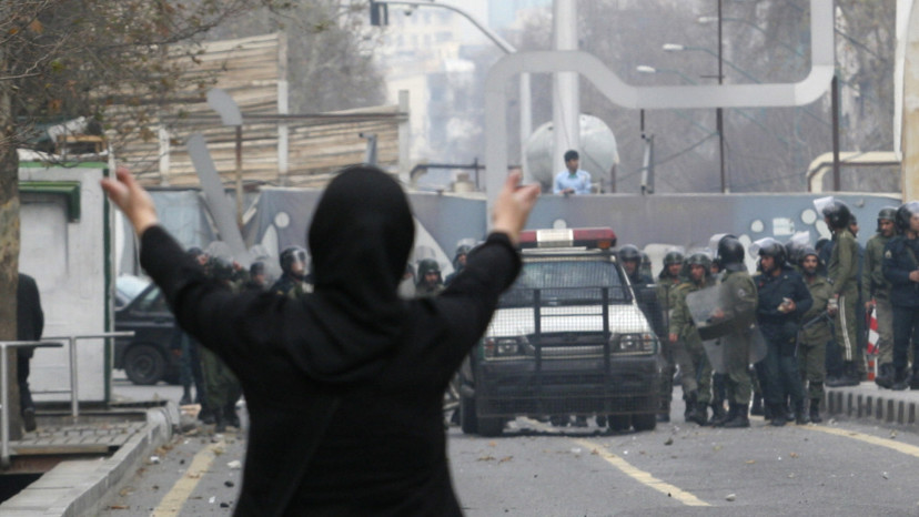 מחאת החיג'אב בטהרן (צילום:  REUTERS/Stringer)