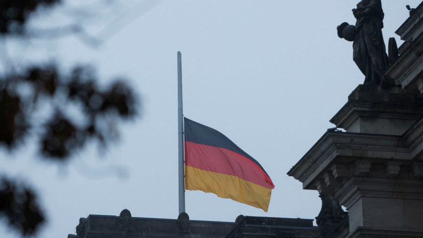 דגל גרמניה מורד לחצי התורן לרגל יום השואה הבינלאומי (צילום: רויטרס)