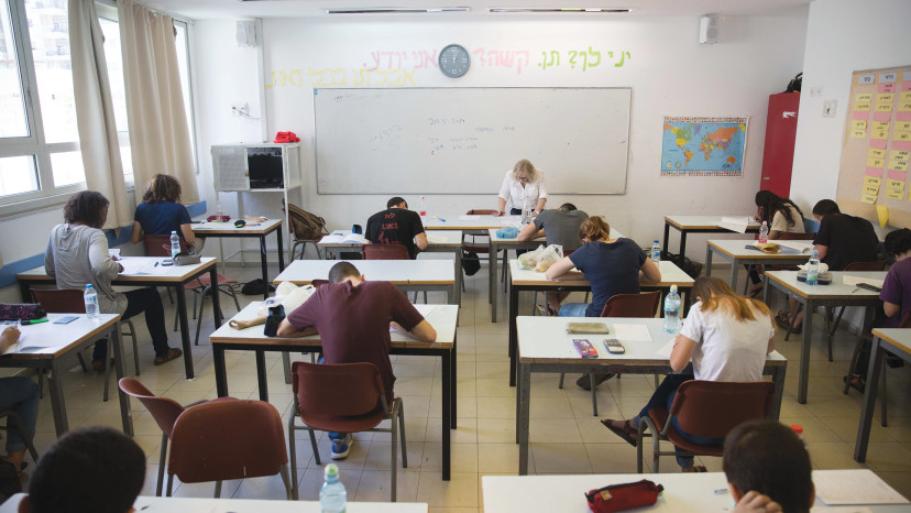 תלמידים בבחינת בגרות (צילום: נעם רבקין פנטון, פלאש 90)