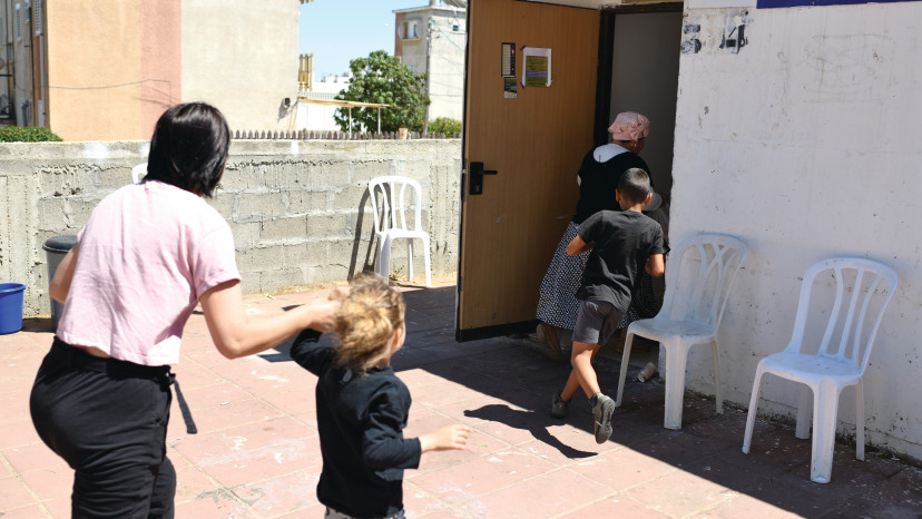 כניסה למרחב מוגן (צילום: גלי יורי, פלאש 90)