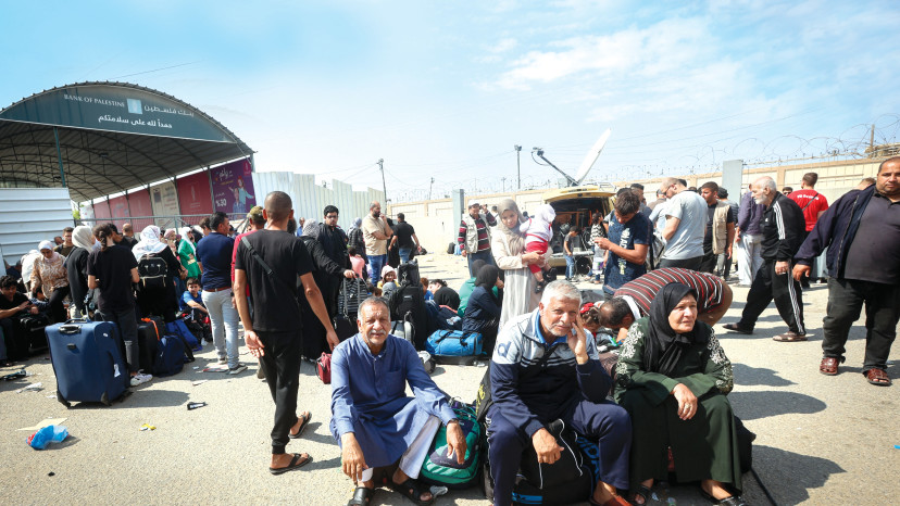 פלסטינים במעבר רפיח בחודש שעבר (צילום: עטיה מוחמד פלאש 90)