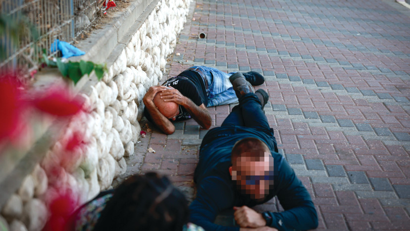 אנשים תוספים מחסה בזמן אזעקה (צילום: חיים גולדברג, פלאש 90)