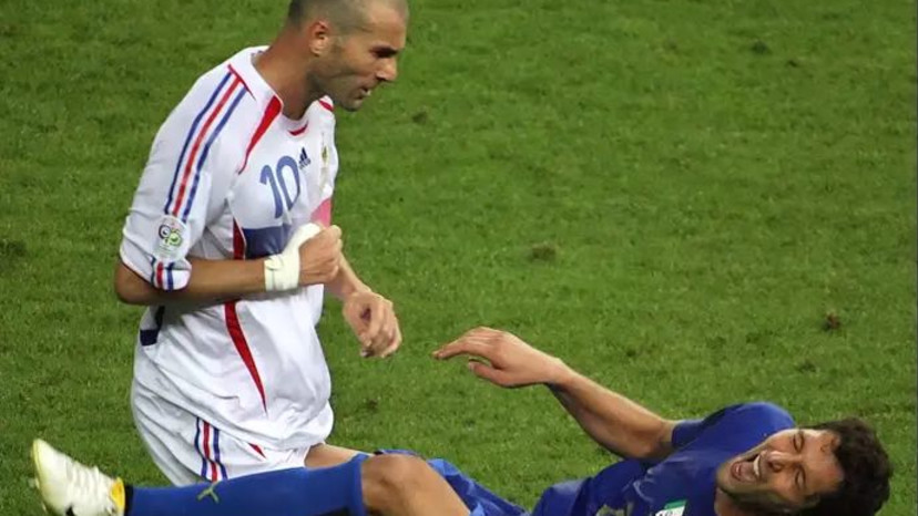 "הייתי מעדיף לא לזכור את זה". זידאן, מטראצי והנגיחה (צילום: GettyImages, OHN MACDOUGALL/AFP)