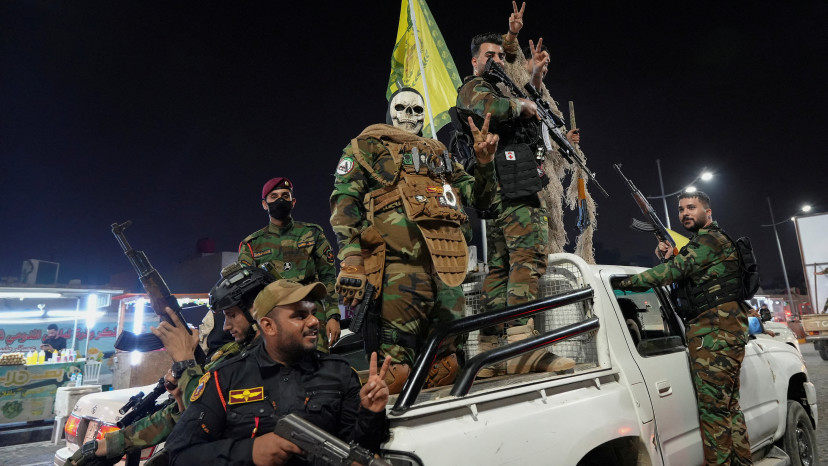 חברי מיליציה פרו איראנית בעיראק  אחרי התקיפה האיראנית (צילום: רויטרס)