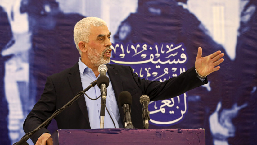 אסור לנרמל מוסרית את אידיאולוגיית הרשע של רצח עם. בתמונה: יחיא סינוואר (צילום: עטיה מוחמד, פלאש 90)