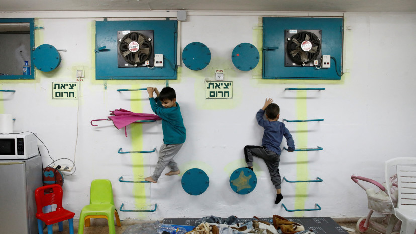 ילדים במקלט בעכו במהלך אזעקה, מלחמת חרבות ברזל (צילום: רויטרס)