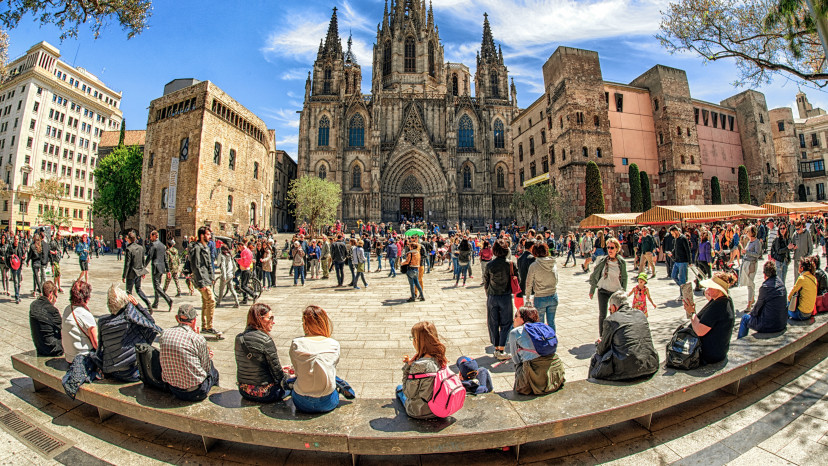 תיירים בברצלונה (צילום: שאטרסטוק)