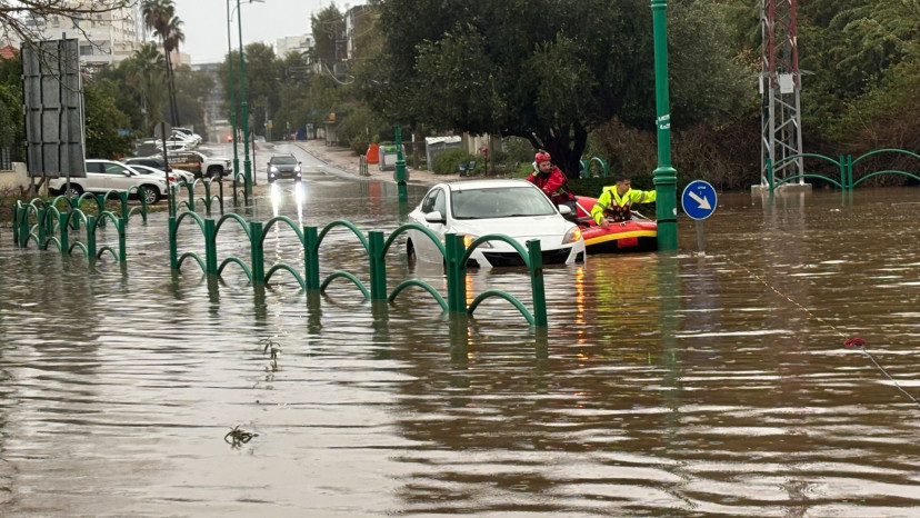 הצפה בחדרה (צילום: כבאות והצלה)