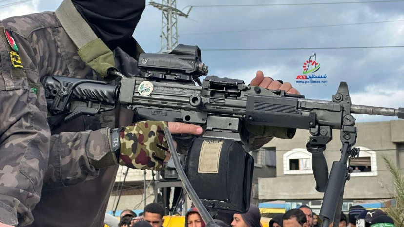 מחבל חמאס נושא נשק ישראלי בעזה (צילום: רשתות ערביות)