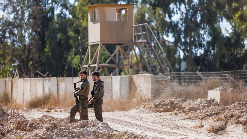 חיילים מחוץ למוצב נחל עוז (צילום: חיים גולדברג/פלאש 90)