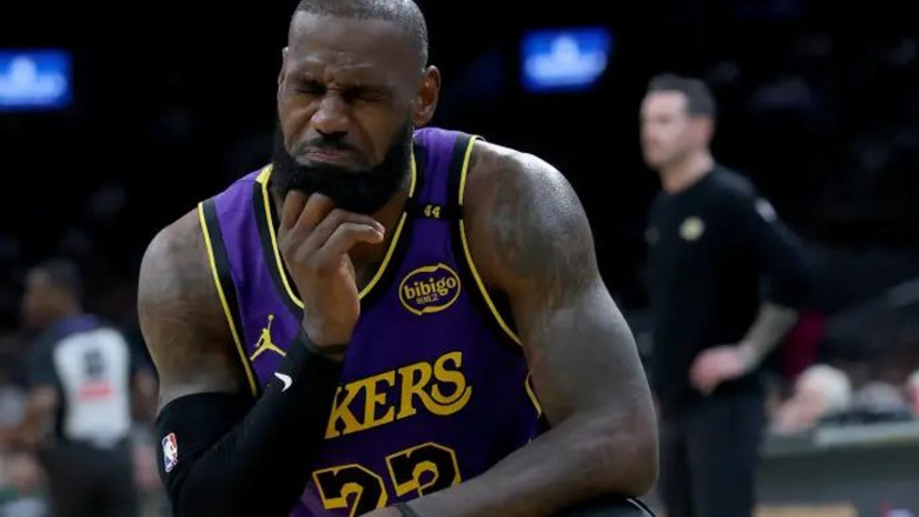 הפנים אומרות הכל. לברון (צילום: GettyImages, Elsa)