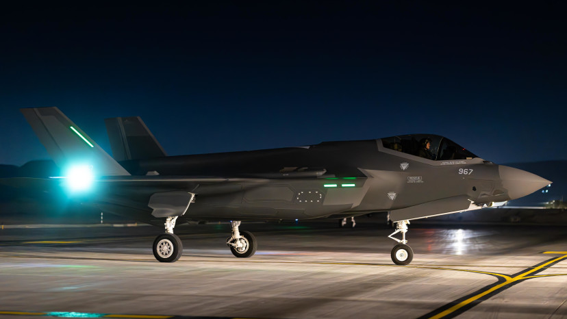 שלושה מטוסי “אדיר” (F-35i) נחתו בבסיס נבטים (צילום: דובר צה"ל)