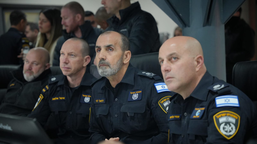 דני לוי מפקח על הפשיטה על ארגון הפשע אבו לטיף (צילום: דוברות המשטרה)