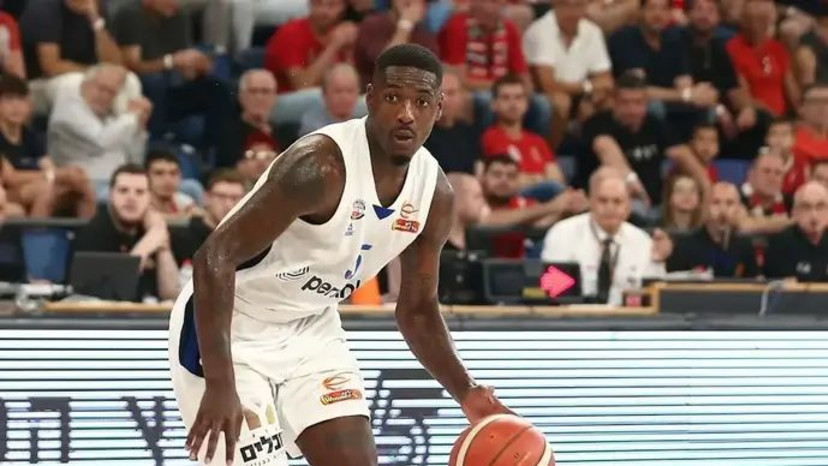 דשון פרנסיס והרצליה ינסו לעצור את רמת גן (צילום: אודי ציטיאט)