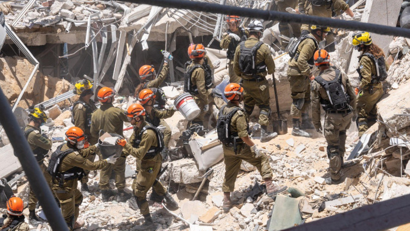 כוחות החילוץ של פיקוד העורף בזירת נפילה (צילום: דובר צה"ל)