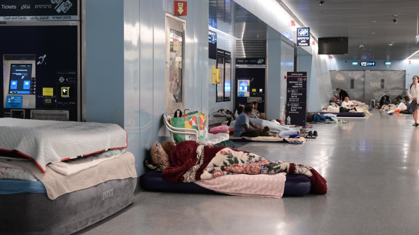 אזרחים מבלים את הלילה בתחנה תת-קרקעית של הרכבת הקלה (צילום: אבשלום ששוני)