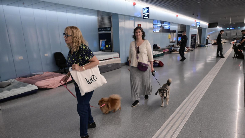 אזרחים וחיות מחמד בתחנה תת-קרקעית של הרכבת הקלה (צילום: אבשלום ששוני)