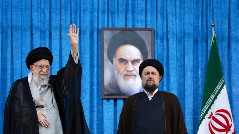 חסן חומייני לצד עלי חמינאי (צילום: רויטרס)