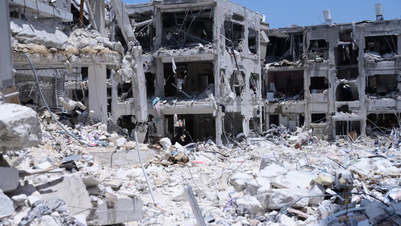 נזקי פגיעת טיל איראני בבת ים (צילום: אבשלום ששוני)