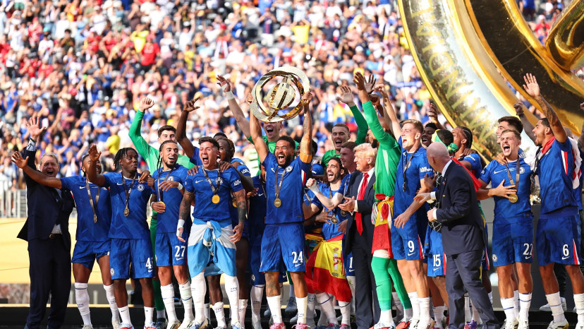 קפטן צ'לסי ריס ג'יימס מניף את גביע העולם למועדונים (צילום: GettyImages, Robbie Jay Barratt - AMA)