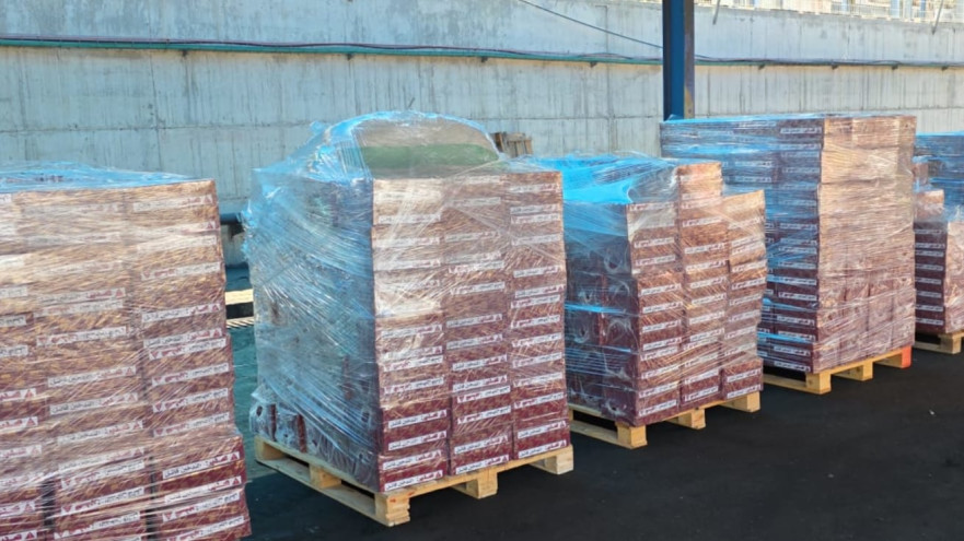 סיגריות ומוצרי טבק שנמצאו על משאיות בדרך לעזה (צילום: דוברות המשטרה)