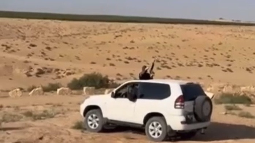 צעירים בדואים עם נשקים שלופים בדרום (צילום: צילום מסך רשתות חברתיות לפי חוק 27א לזכויות יוצרים)